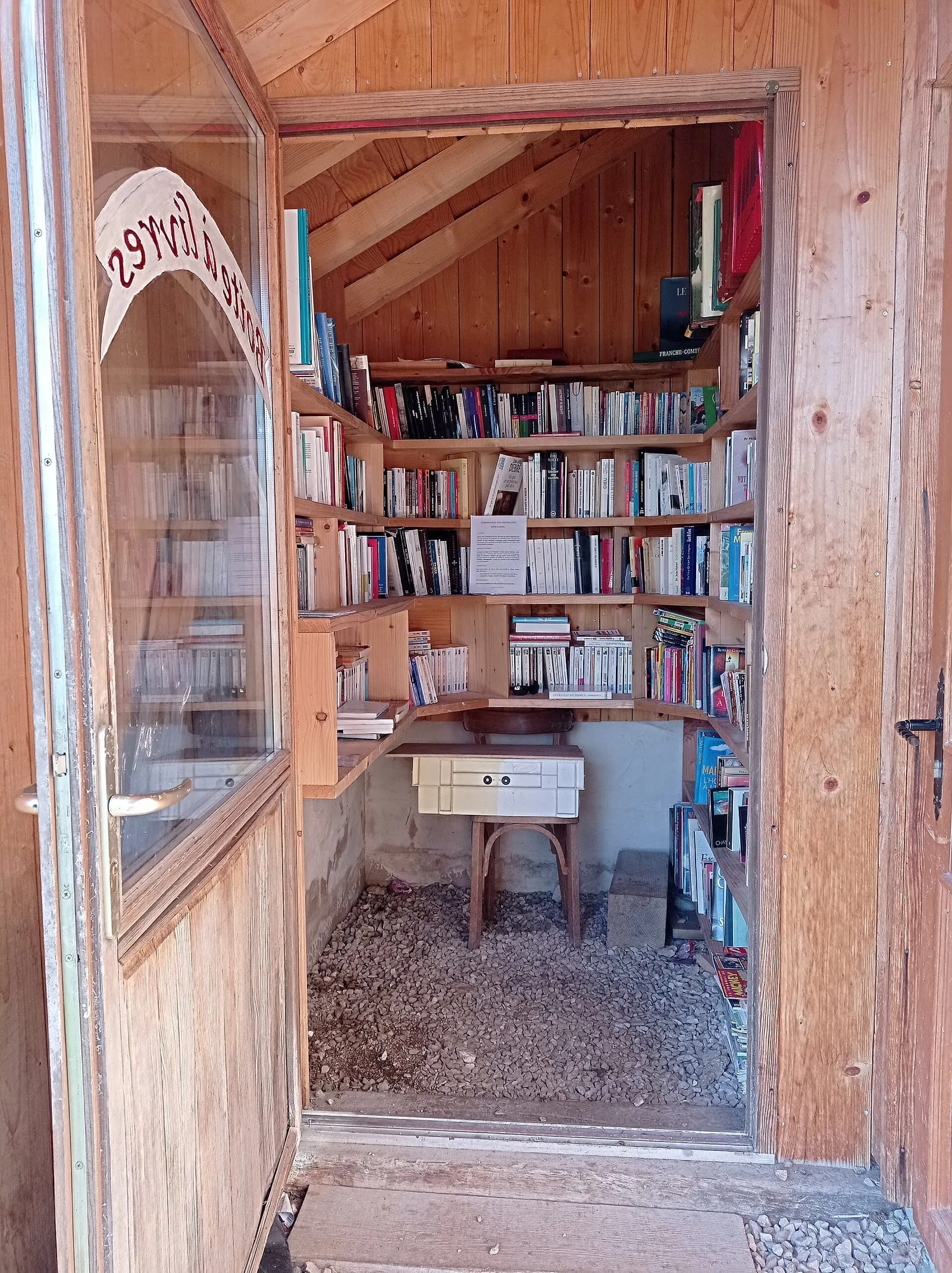 Une boîte à livres installée au bord d'une rue