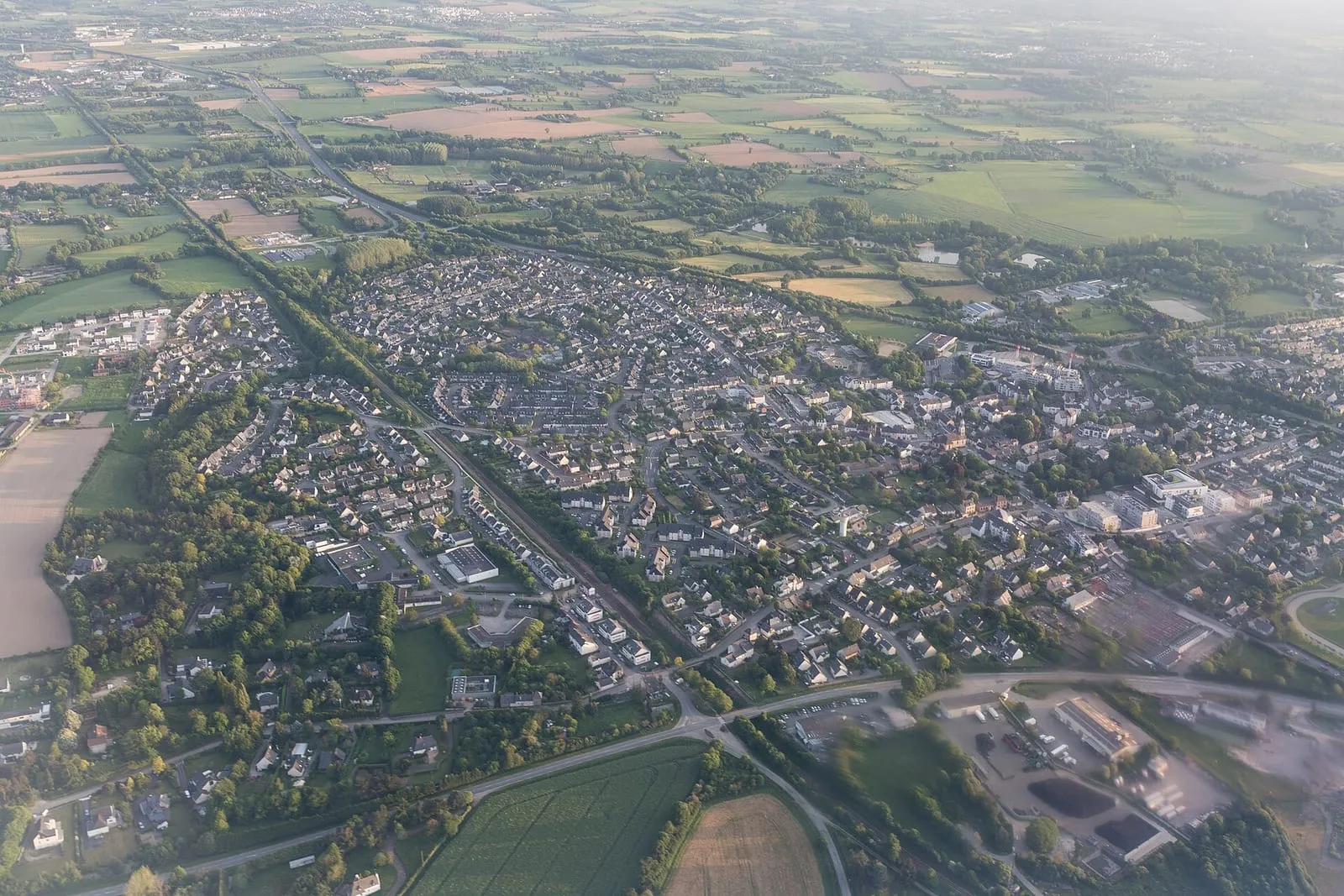 Vue aérienne de Vern-sur-Seiche, entre quartiers résidentiels et champs