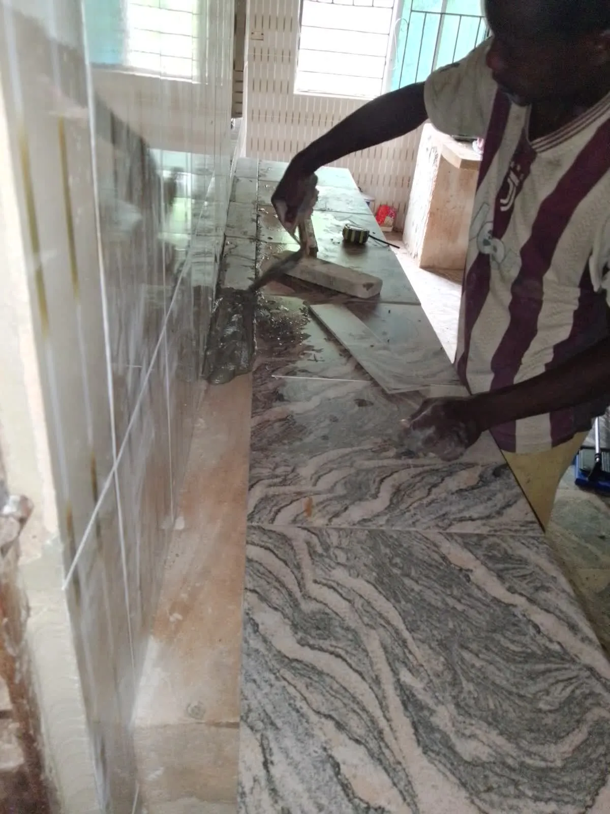 Pose de carrelage au sol, dernière étape d'un chantier