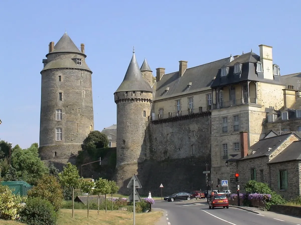 Le château de Châteaugiron et son donjon, au-dessus du centre ancien