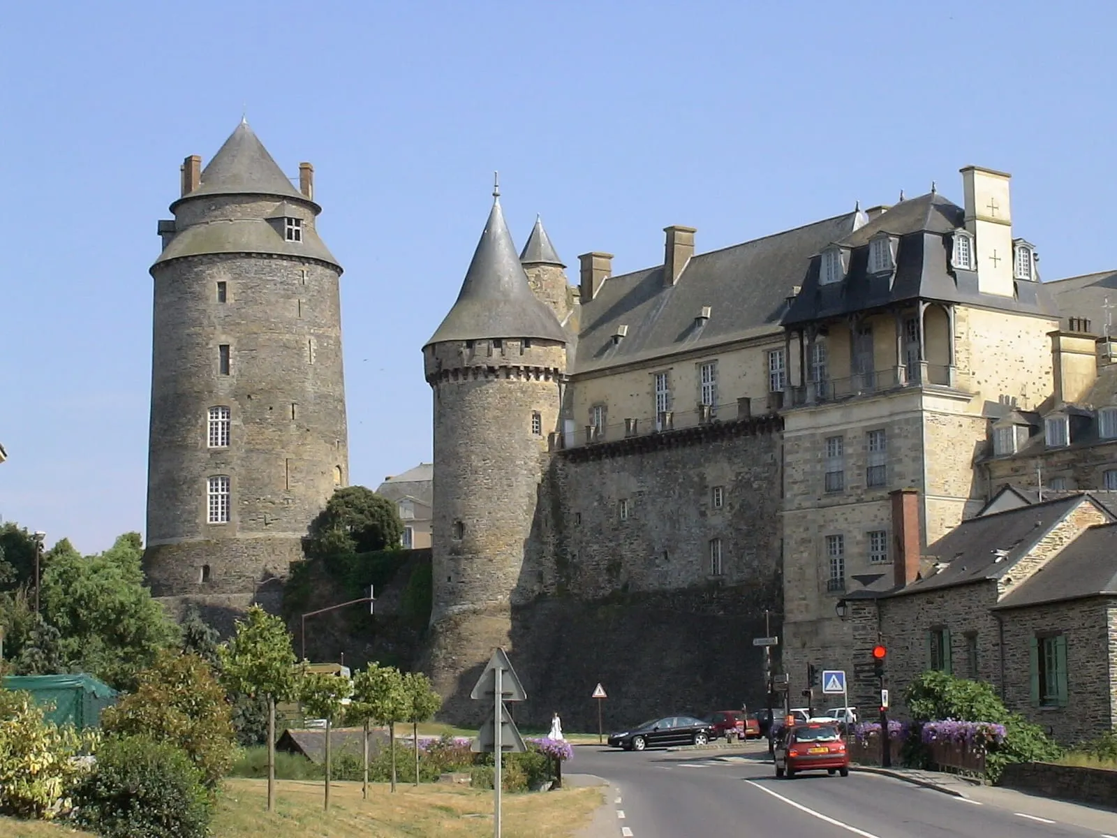 Le château de Châteaugiron et son donjon, au-dessus du centre ancien