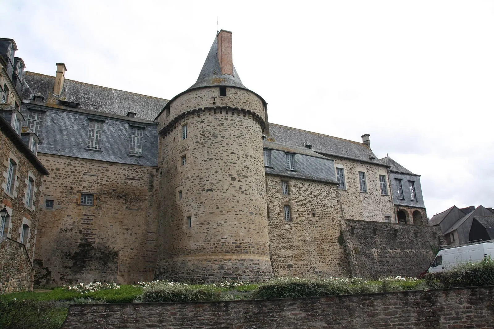 Vue des tours et des logis du château de Châteaugiron