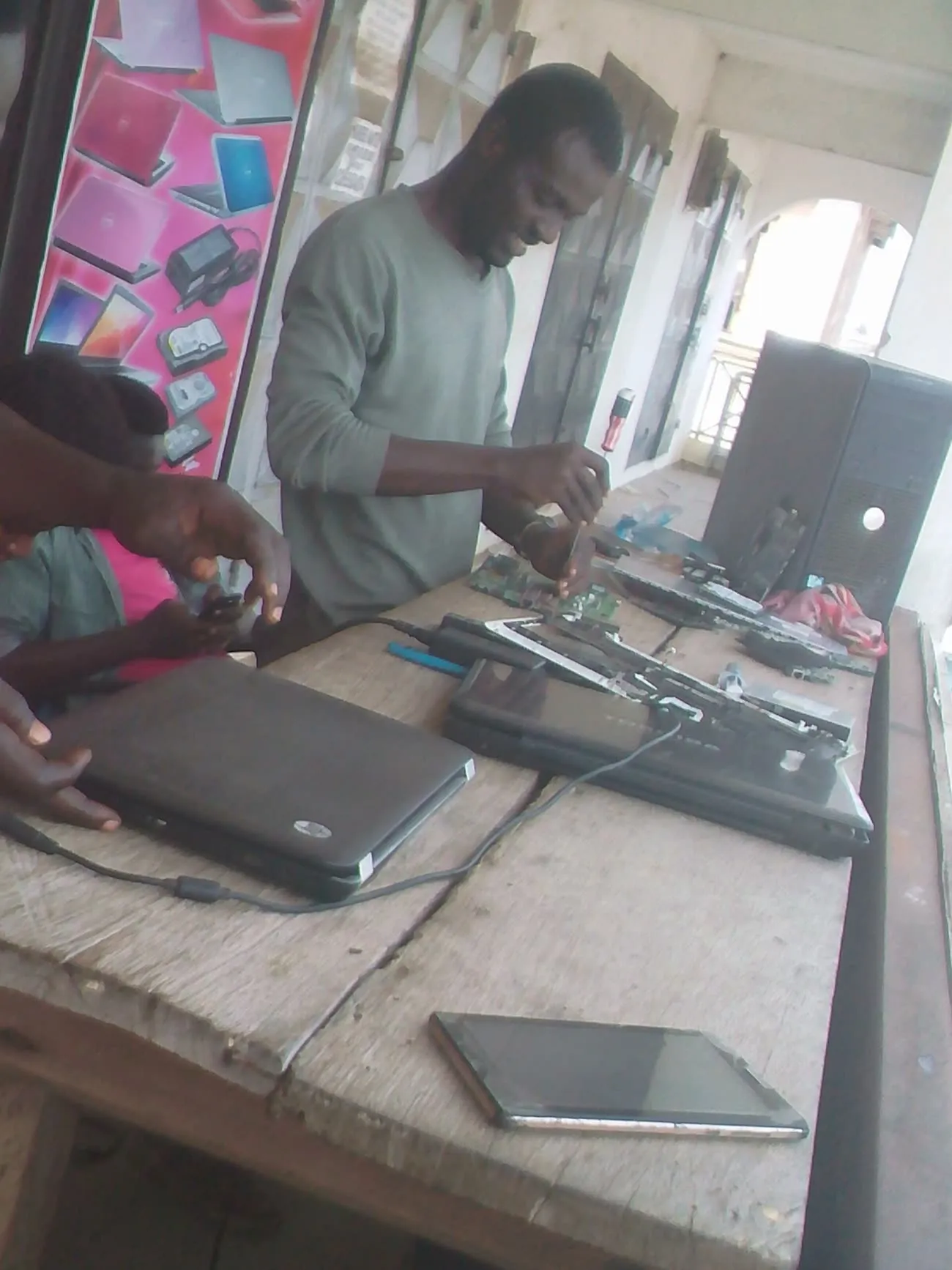 Réparation d'ordinateurs portables sur un établi d'atelier