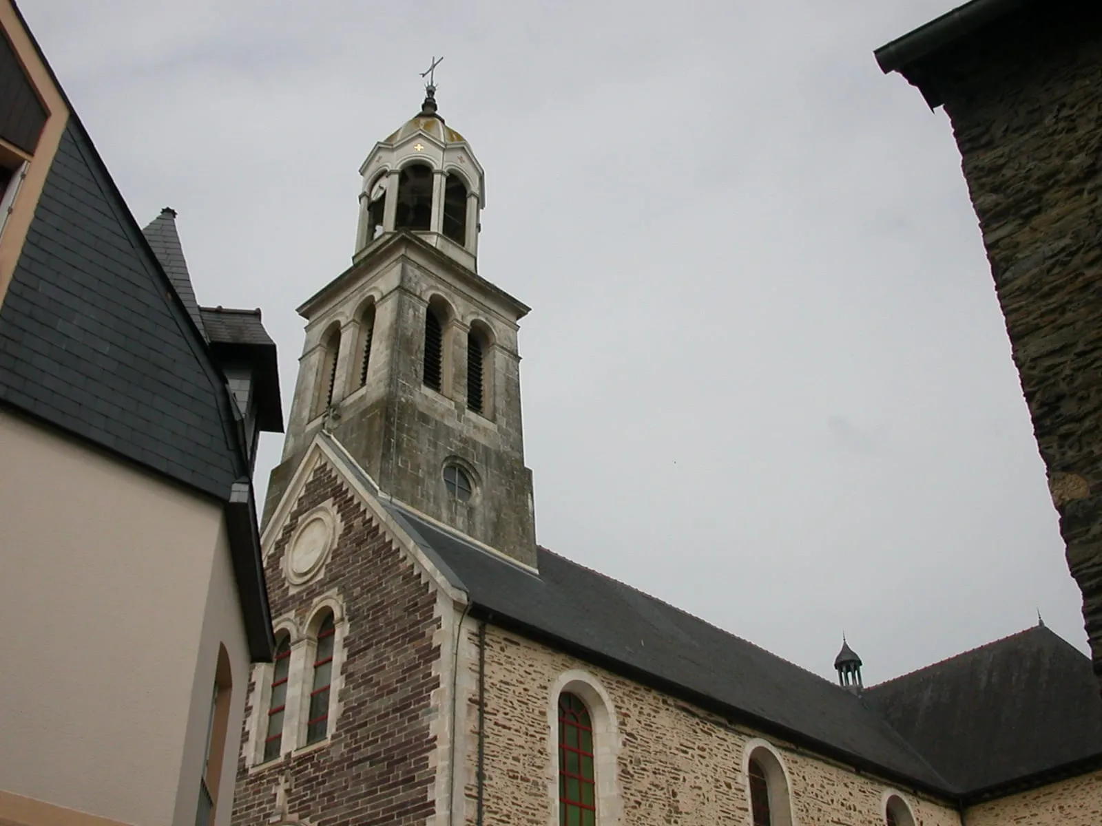 L'église Saint-Martin de Vern-sur-Seiche, son clocher carré et sa façade en pierre et brique