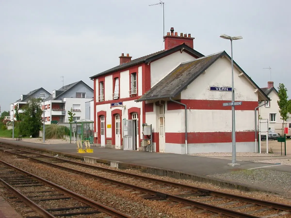Le bâtiment voyageurs de la gare de Vern-sur-Seiche, sur la ligne TER de Rennes à Châteaubriant