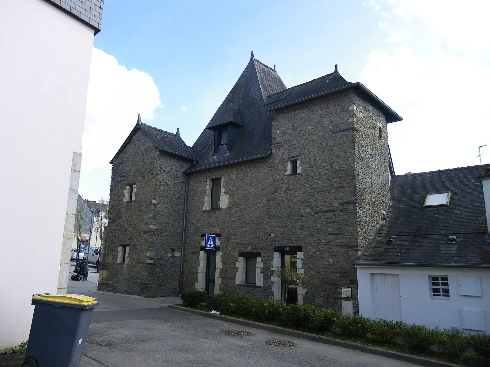 Façade en pierre d'une maison ancienne du centre de Vern-sur-Seiche, sous un toit d'ardoise