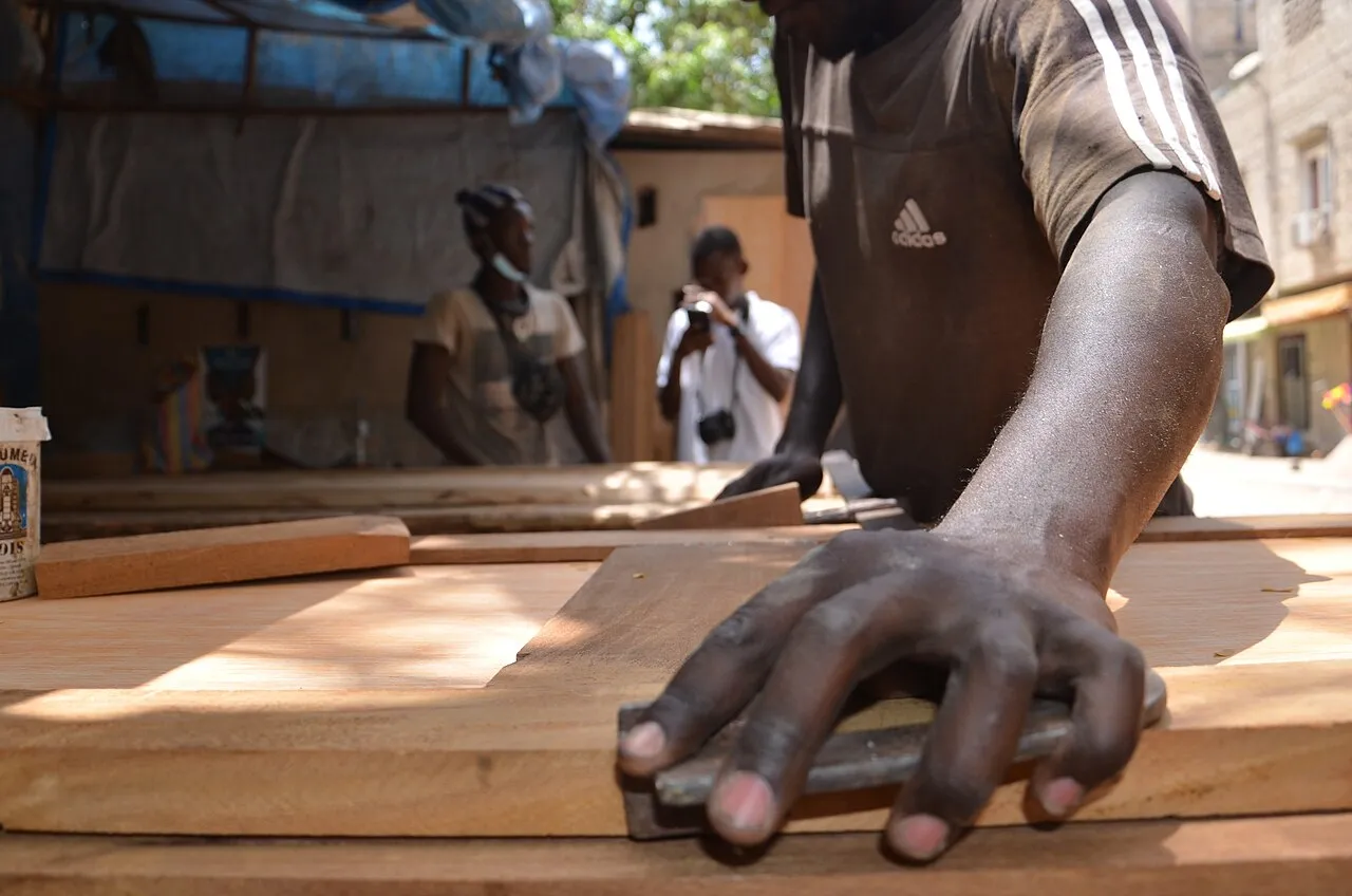 Atelier de menuiserie : établis, pièces de bois et outils