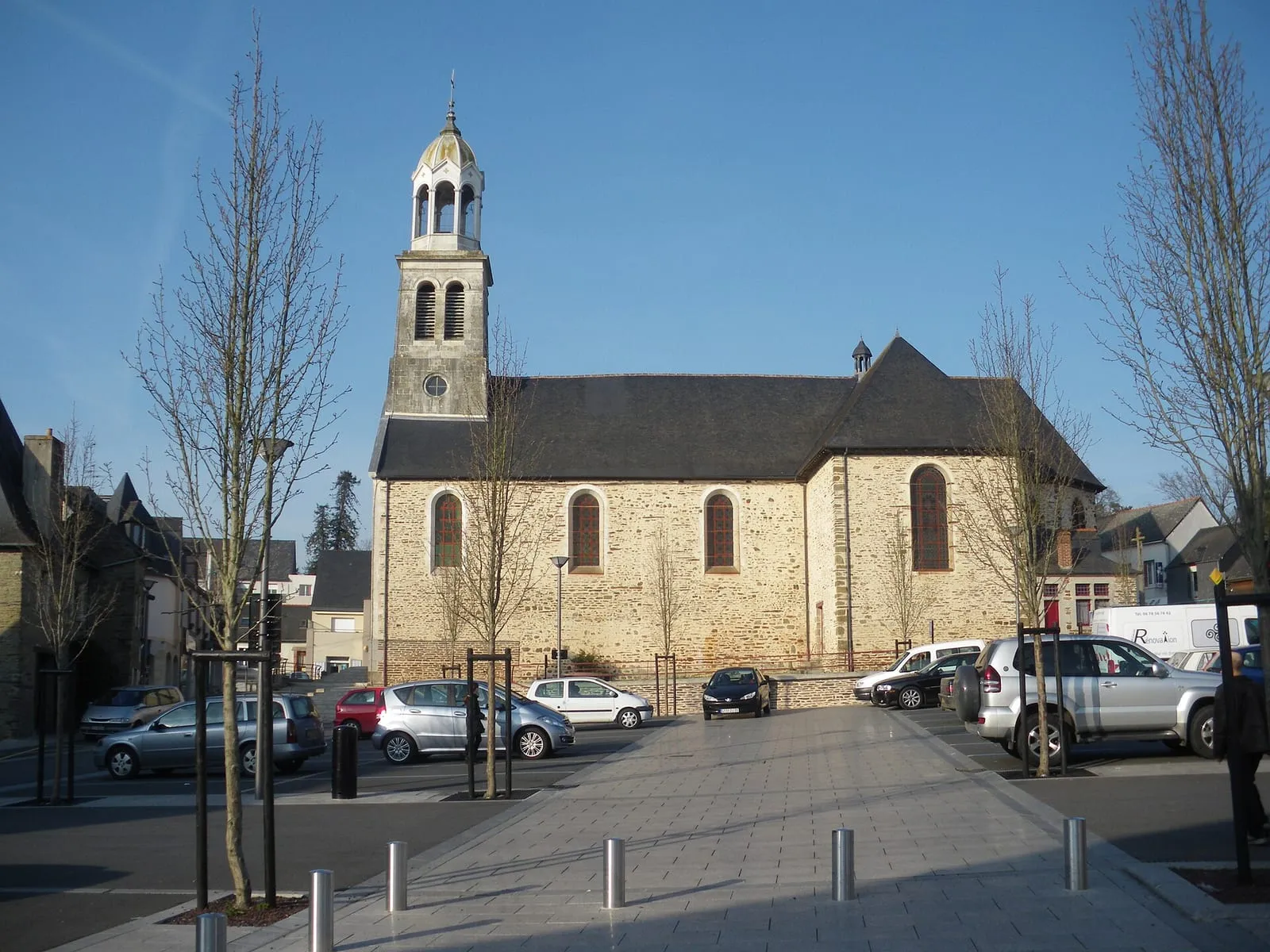 La place du centre de Vern-sur-Seiche, avec l'église Saint-Martin en arrière-plan