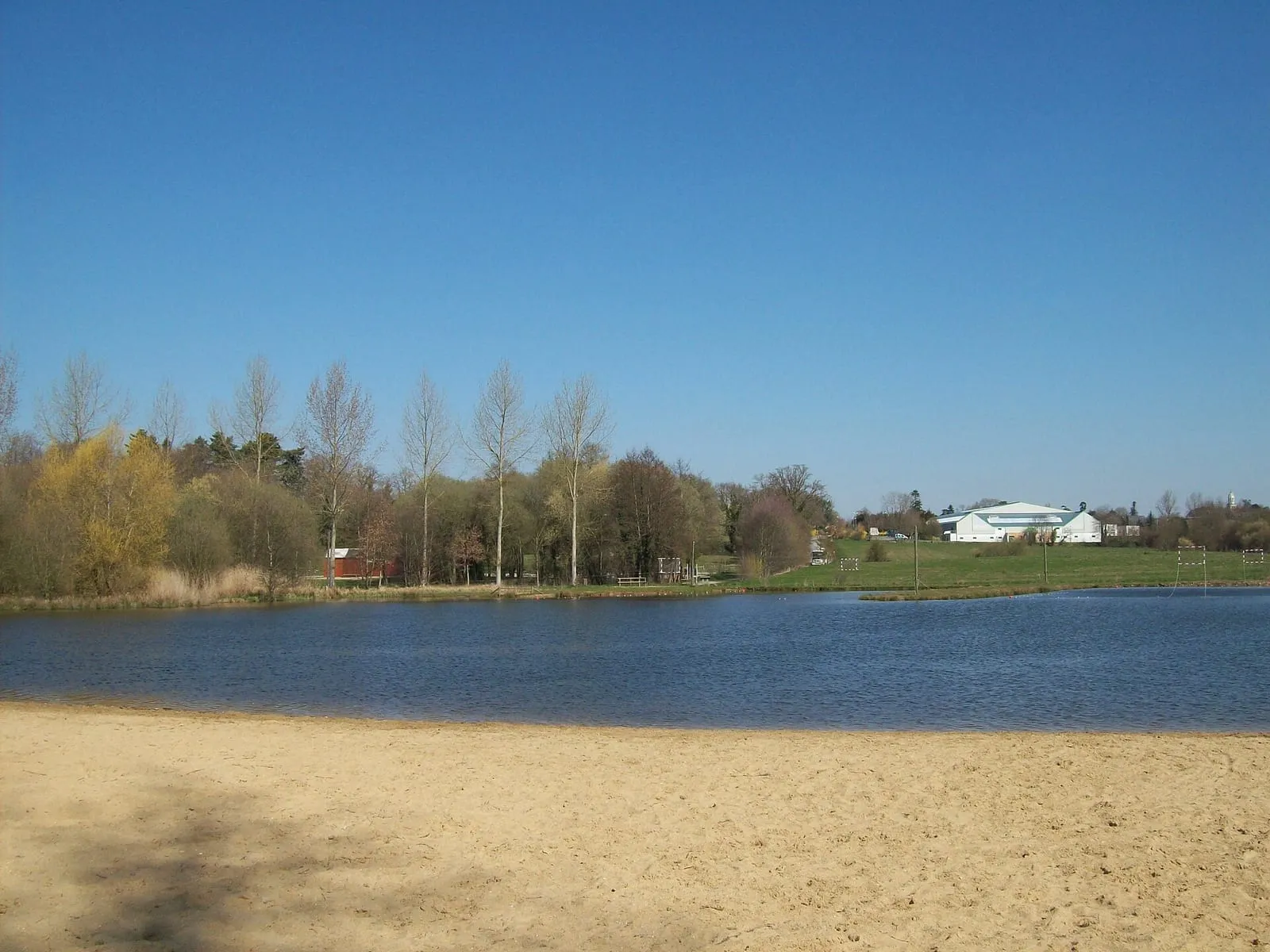 La plage de sable des Paturiaux, au bord des étangs de la vallée de la Seiche