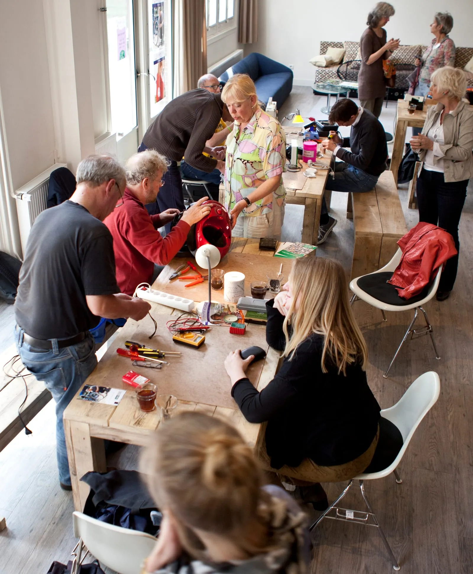 Des bénévoles réparent des objets dans un repair café