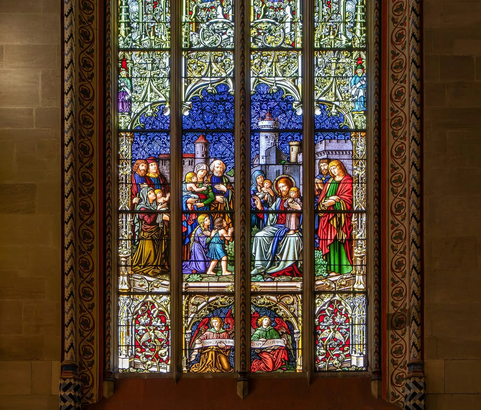 Un vitrail coloré éclairé par la lumière du jour dans une chapelle