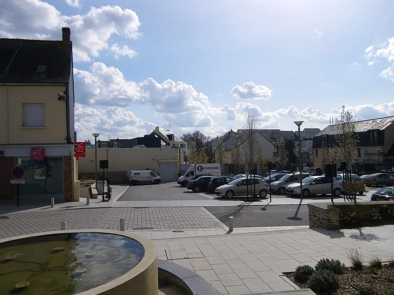 Une rue du centre-bourg de Vern-sur-Seiche, en Ille-et-Vilaine