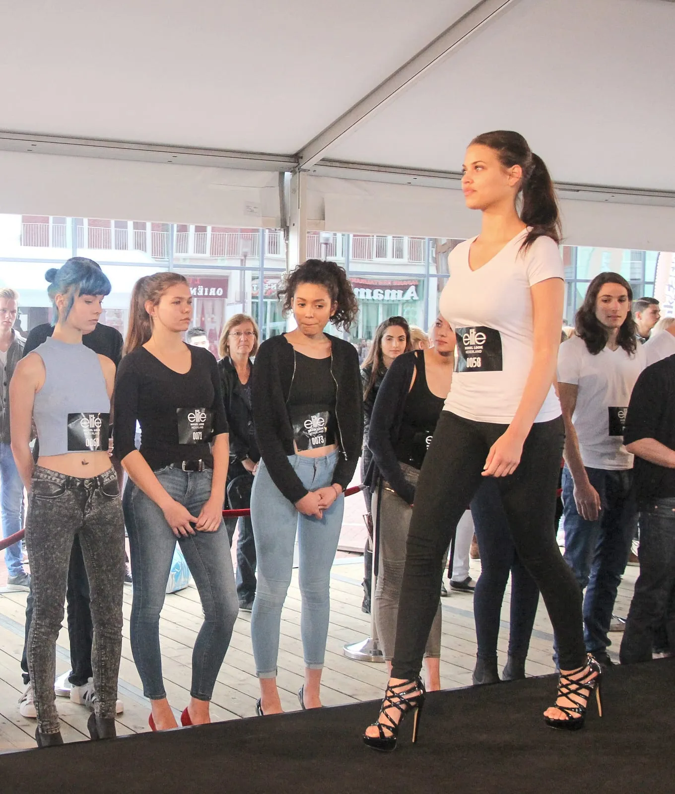 Des mannequins défilent sur un podium