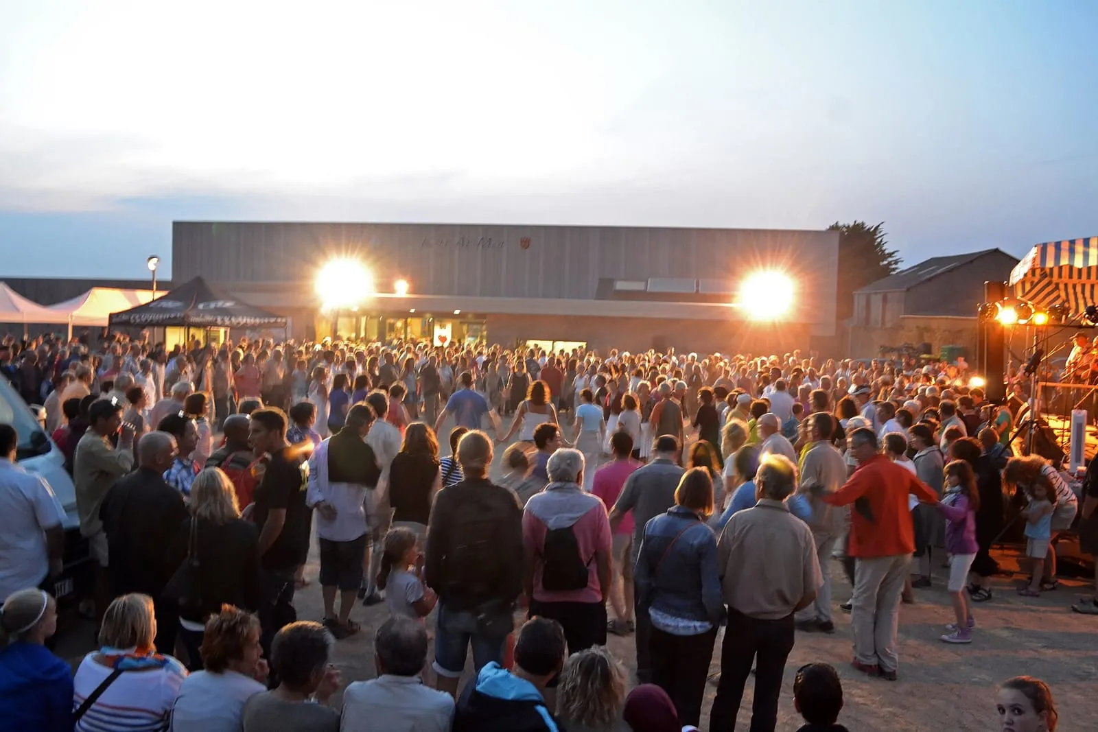 Danseurs en cercle lors d'un fest-noz en Bretagne