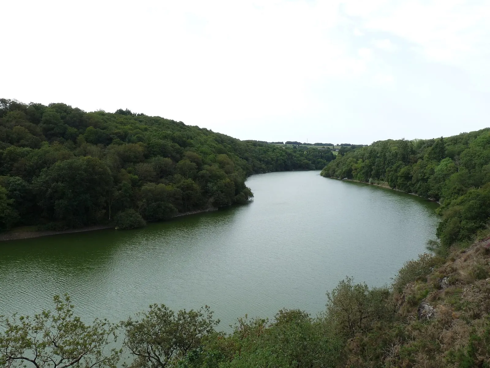 La retenue d'eau du lac de Rophémel, à Guenroc dans les Côtes-d'Armor