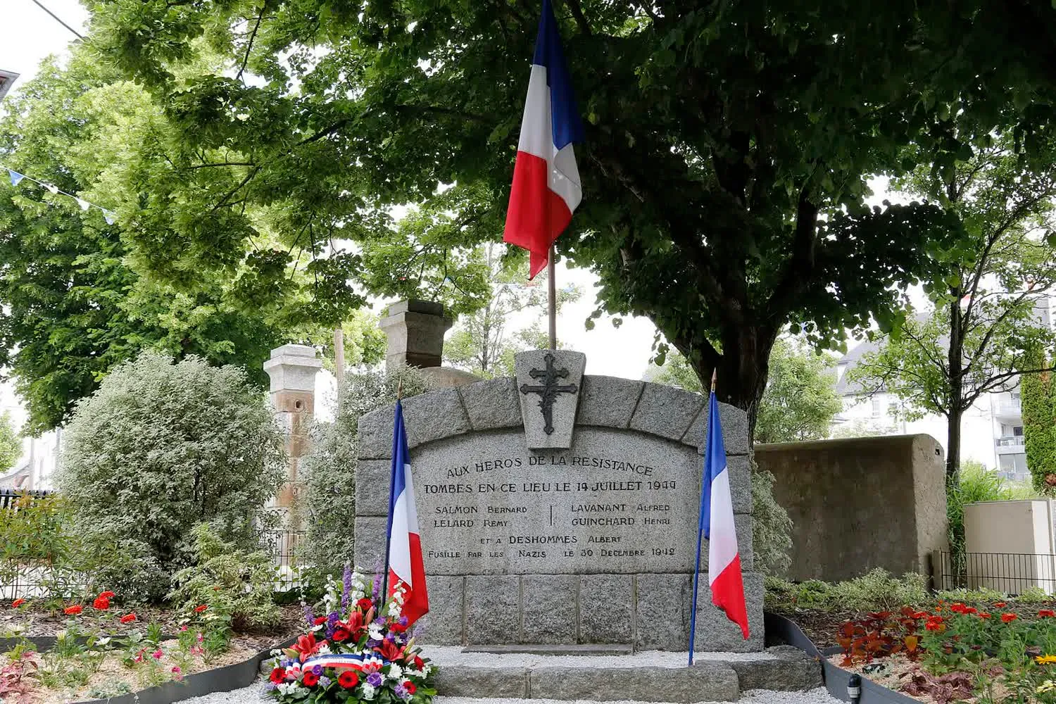 Soldats de la 29e division d'infanterie américaine devant le monument aux morts de Vern-sur-Seiche, en juin 2024