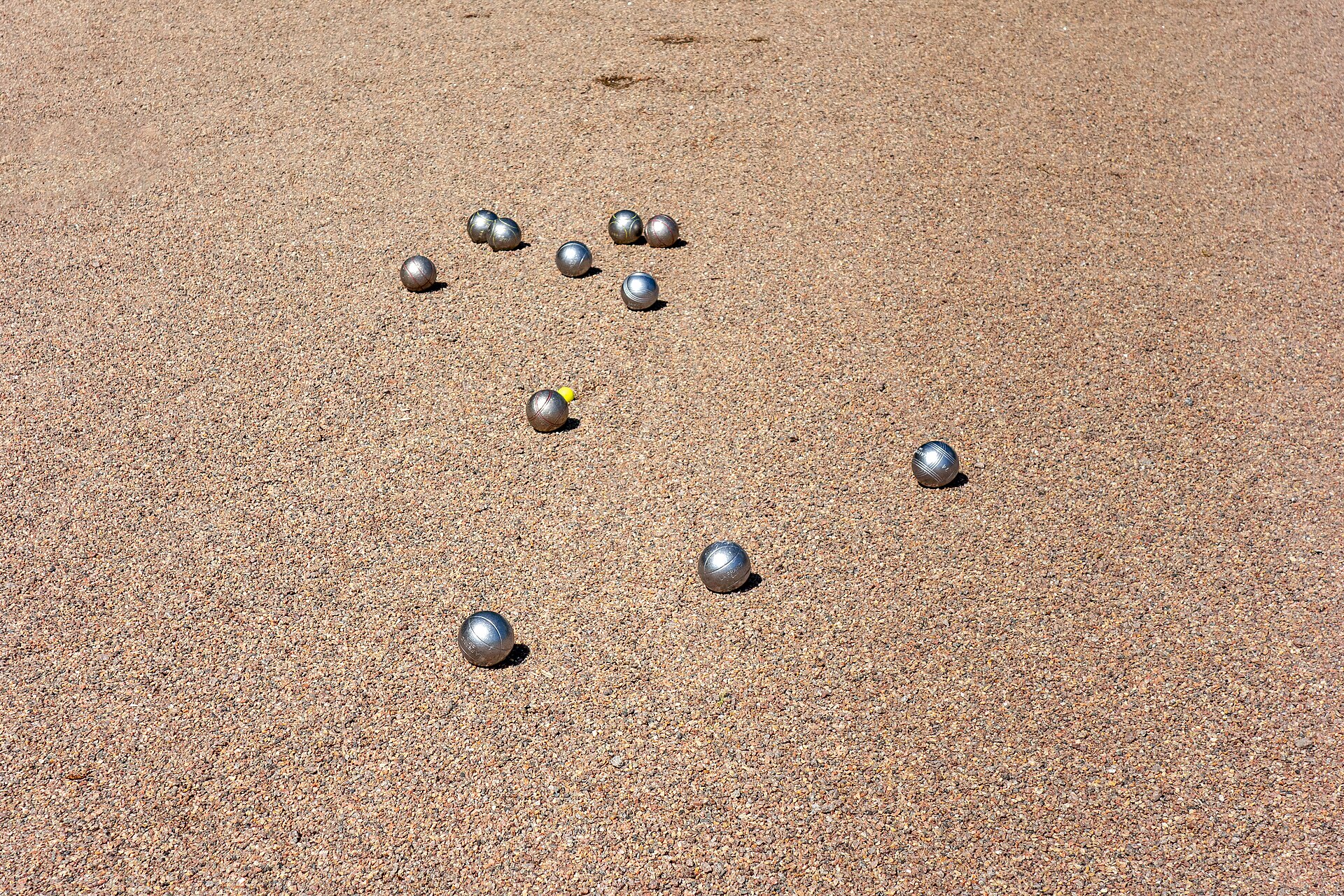 Boules de pétanque rassemblées dans un boulodrome